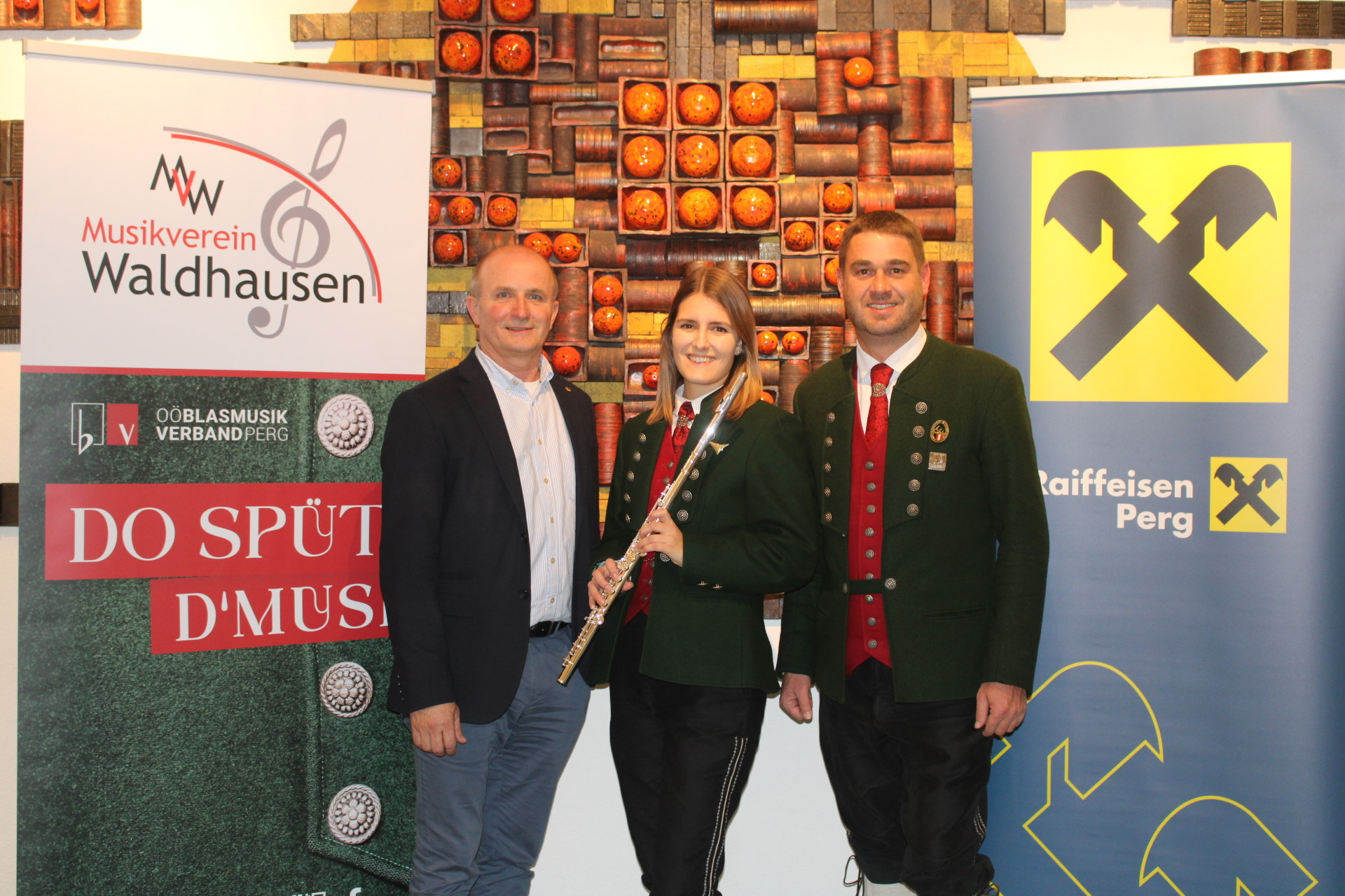 Neue Querflöte für den Musikverein – Danke an die Raiffeisenbank Waldhausen